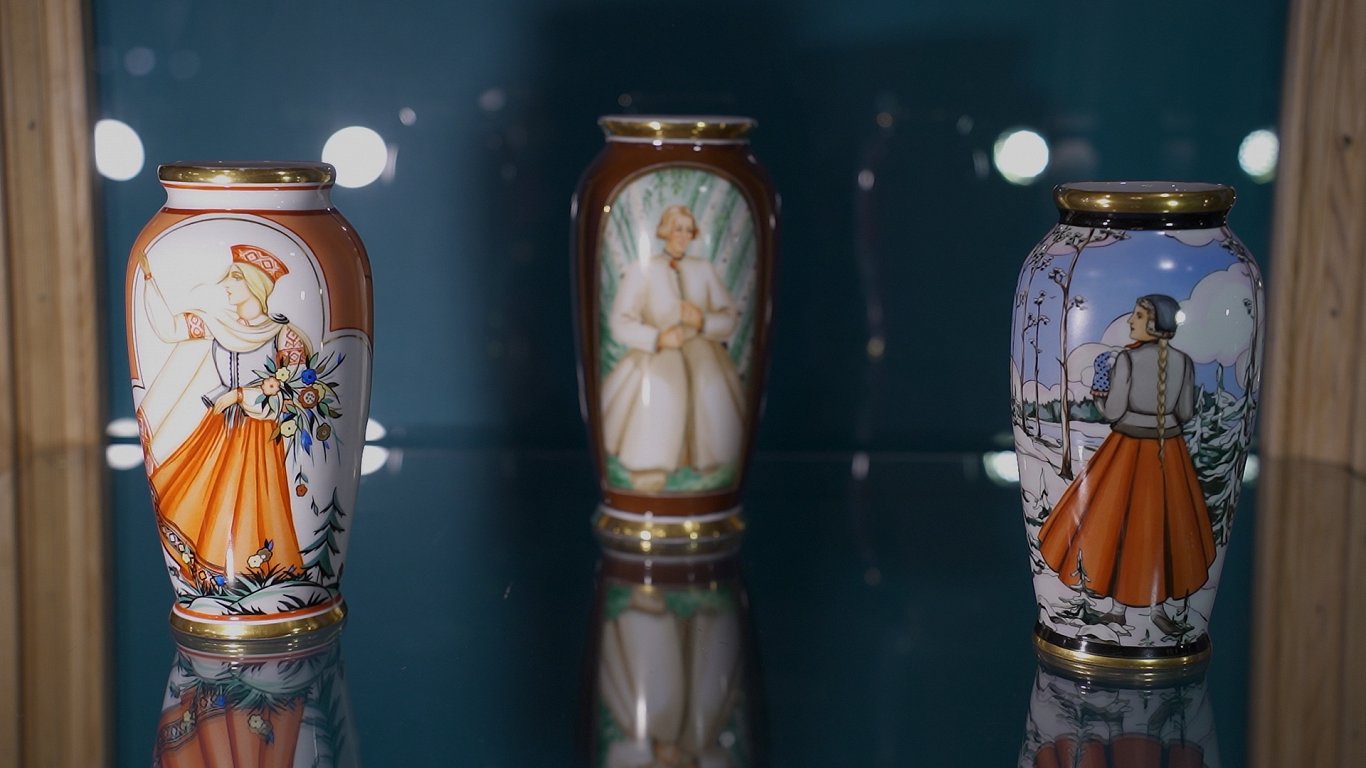 Jelgavā aplūkojams Kuzņecova porcelāns ar latviskiem apgleznojumiem