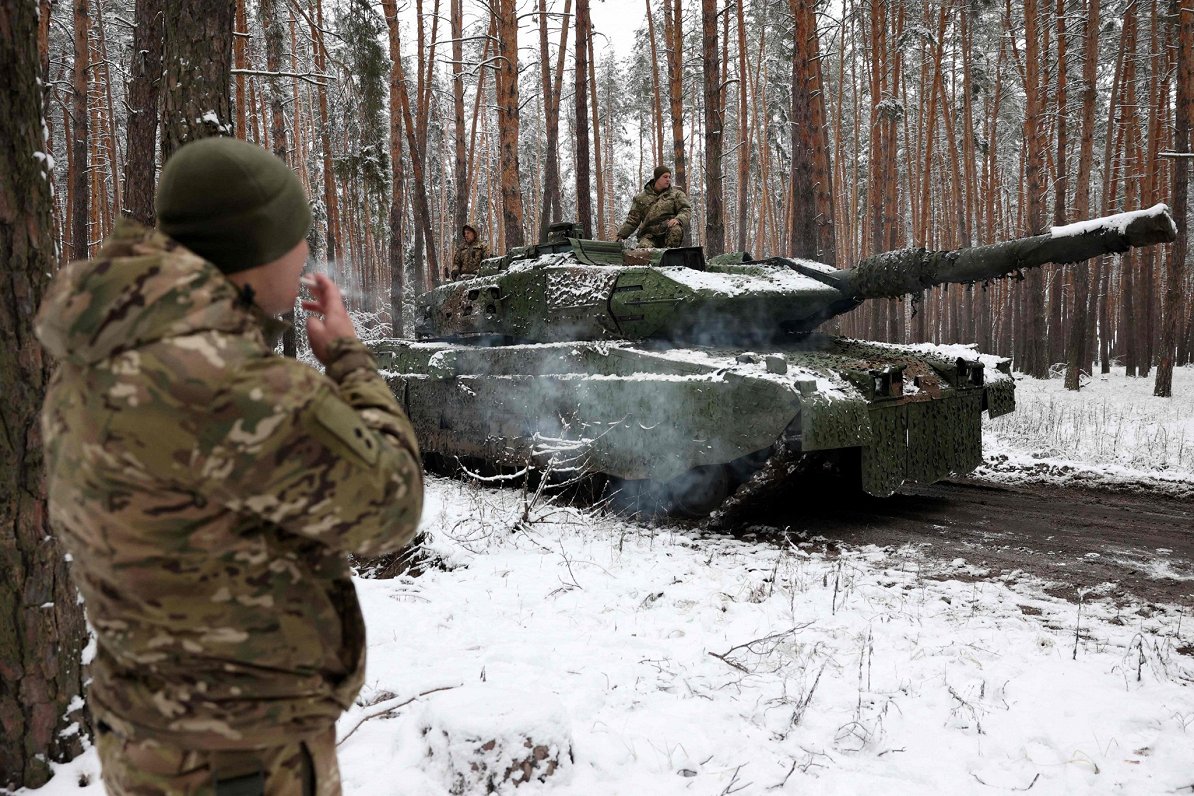 Ukrainas armijas karavīri ar vācu ražojuma &quot;Leopard 2A5&quot; tanku