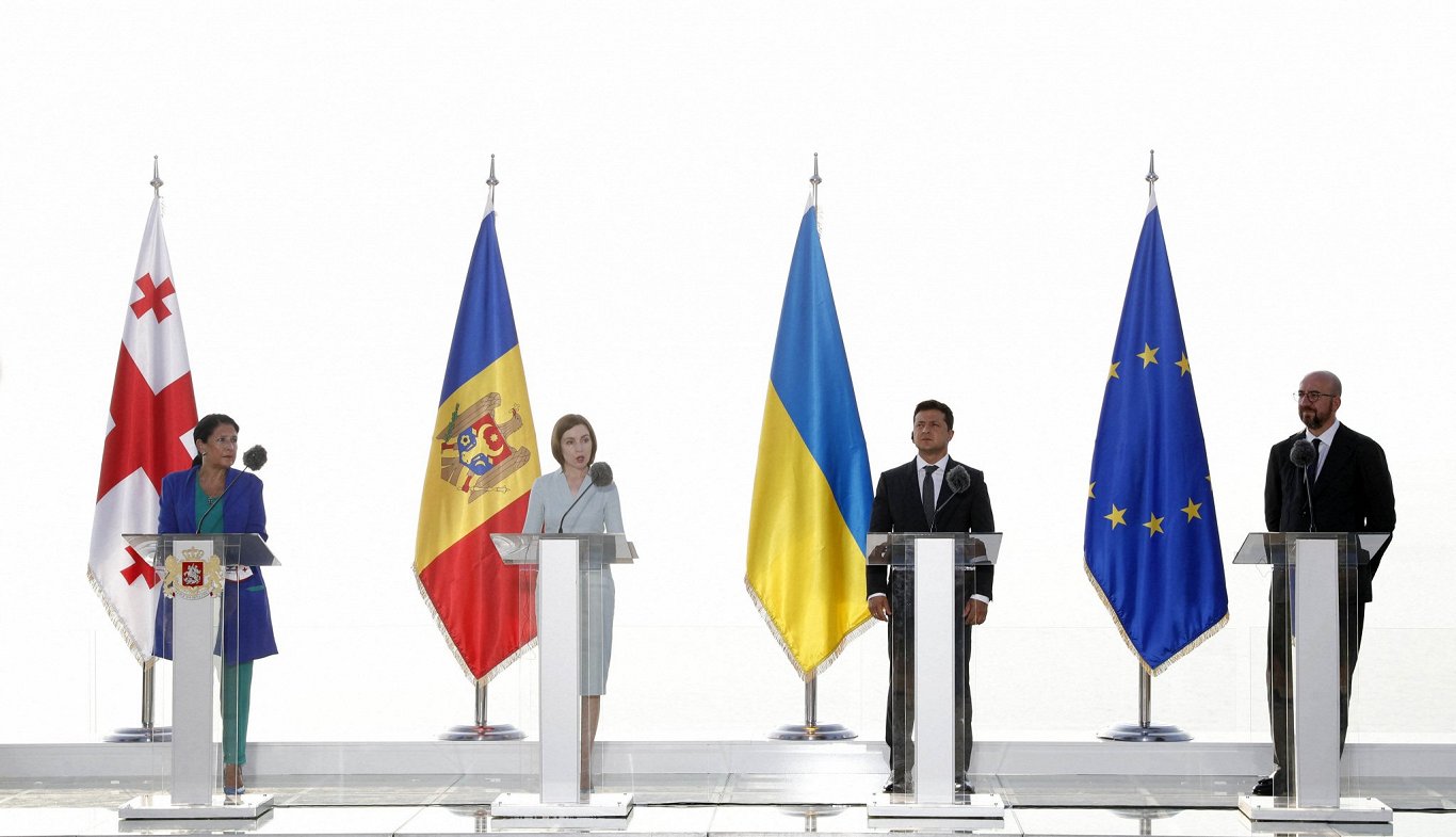 Президенты Грузии, Молдовы, Украины и Европейского совета на встрече в Батуми, лето 2021 г.