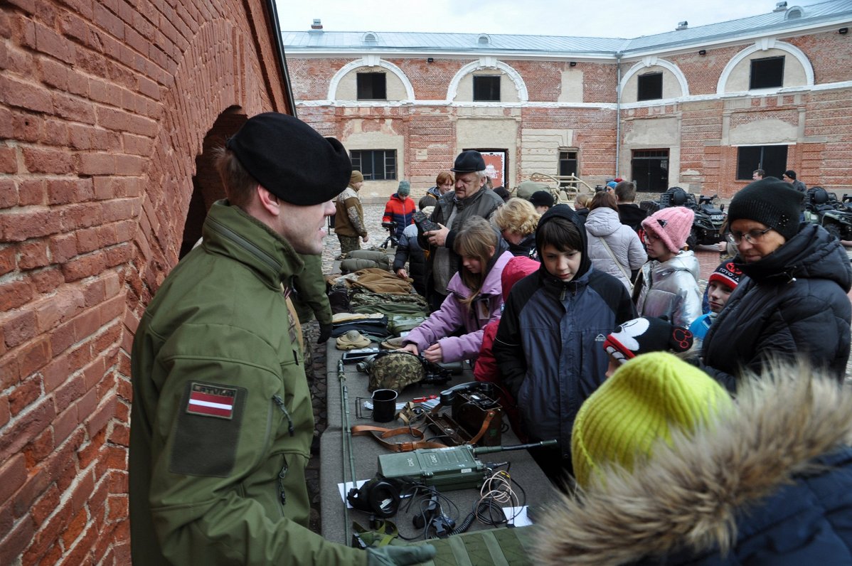 Выставка техники и оружия во дворе Инженерного арсенала в Даугавпилсе. 10.11.2023