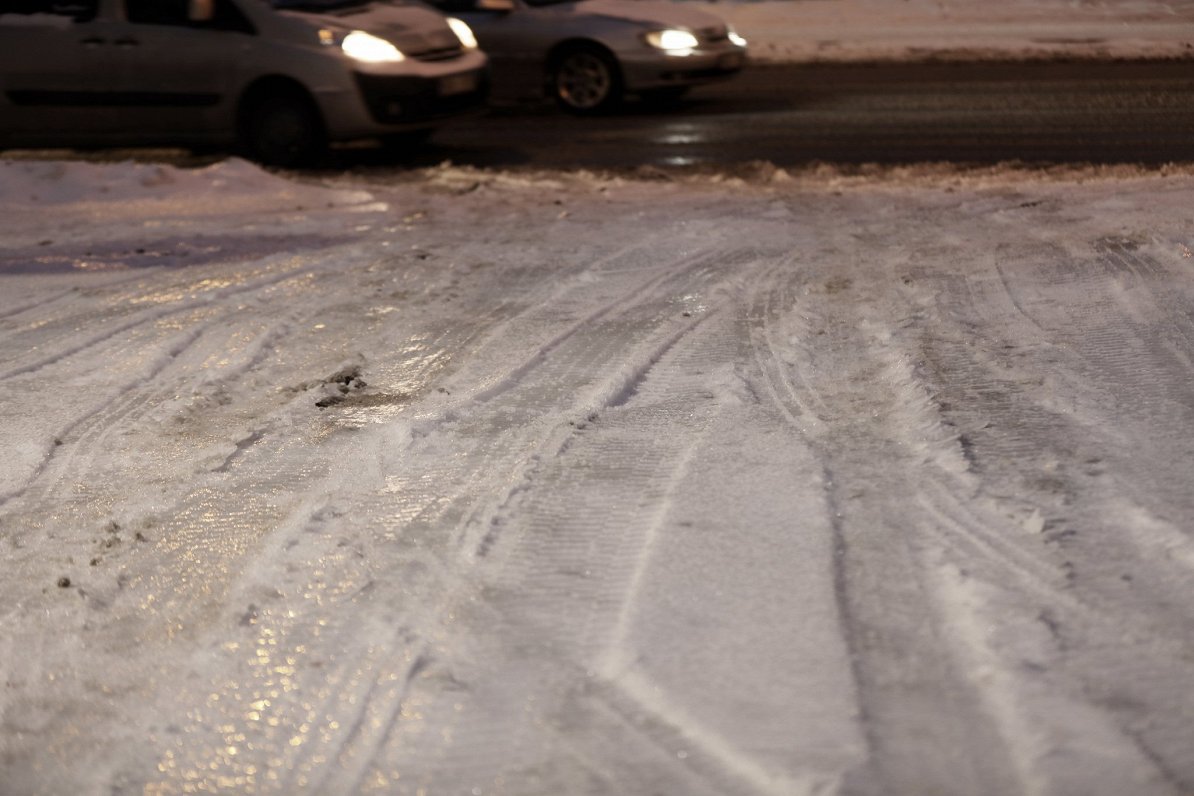 Apledojuma dēļ apgrūtināti braukšanas apstākļi Liepājas, Gulbenes un Valkas apkārtnē