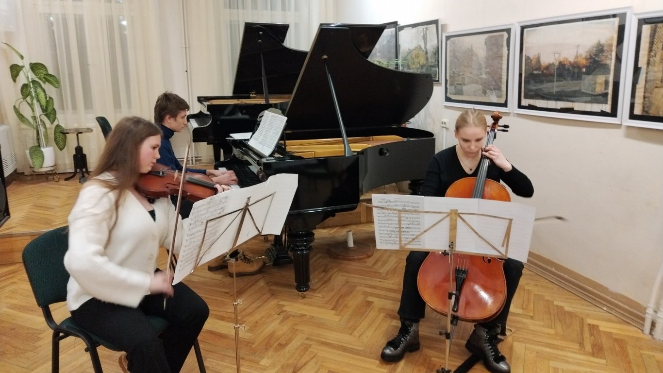 Учащиеся музыкальной школы имени Эмиля Дарзиня на открытии выставки художника Эдгара Микельсона