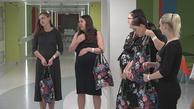 Dāvanu maiss jaunās māmiņas labsajūtai – divas studentes sarīko akciju Liepājā un Rīgā