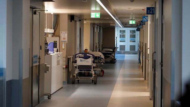 Slimnīcās pieaug Covid-19 pacientu skaits; kāpj arī gripas izplatība