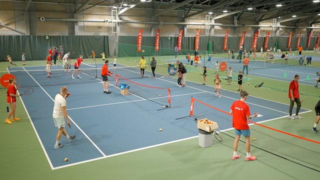 Simtiem bērnu tenisa laukumos: Ernesta Gulbja rosinātā stipendiātu atlase raisa milzu interesi