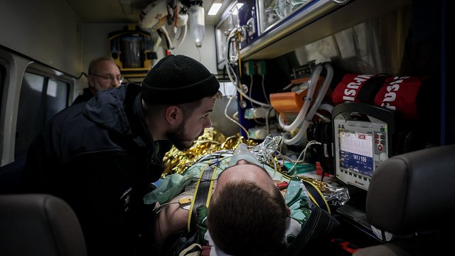 Ukrainas mediķi sniedz palīdzību karavīriem tiešā frontes tuvumā