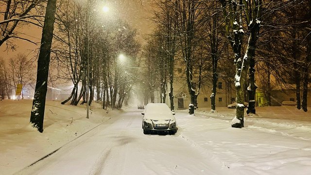 Sestdienas rītā sniegs un apledojums apgrūtina braukšanu visā Latvijā