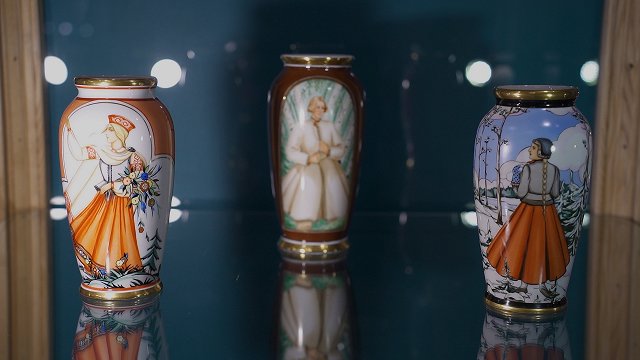 Jelgavā aplūkojams Kuzņecova porcelāns ar latviskiem apgleznojumiem