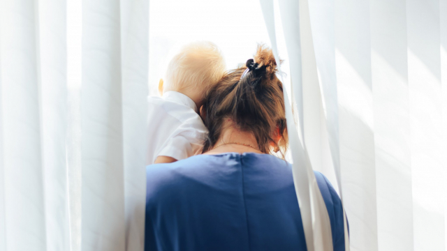 Mediķi: Jauno māmiņu psihiskajai veselībai Latvijā uzmanību pievērš maz