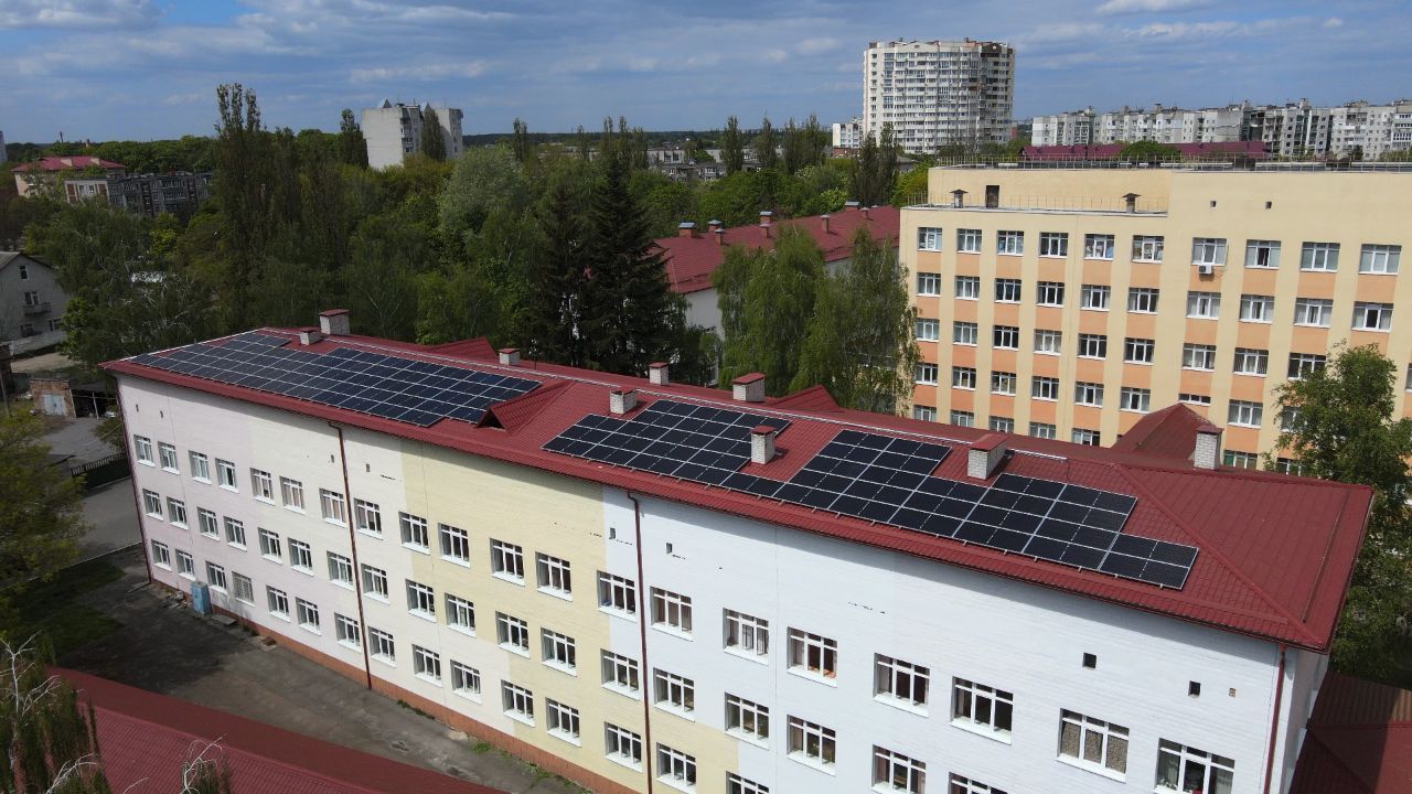 Černihivas bērnu slimnīca. 35 kW saules enerģijas hibrīdstacija ar 96 kW h enerģijas glabātuvi