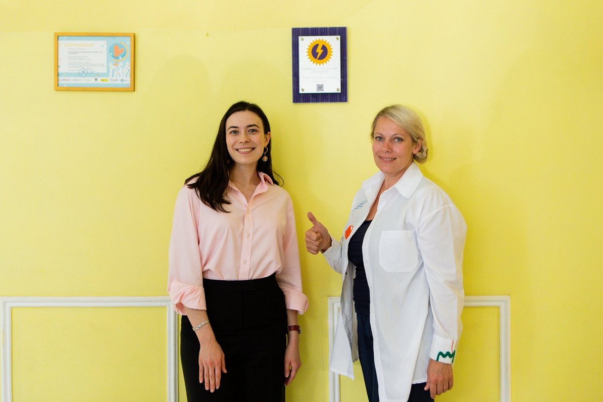 Anastasija ar Černihivas skolas direktori pēc pabeigta skolas elektrifikācijas projekta