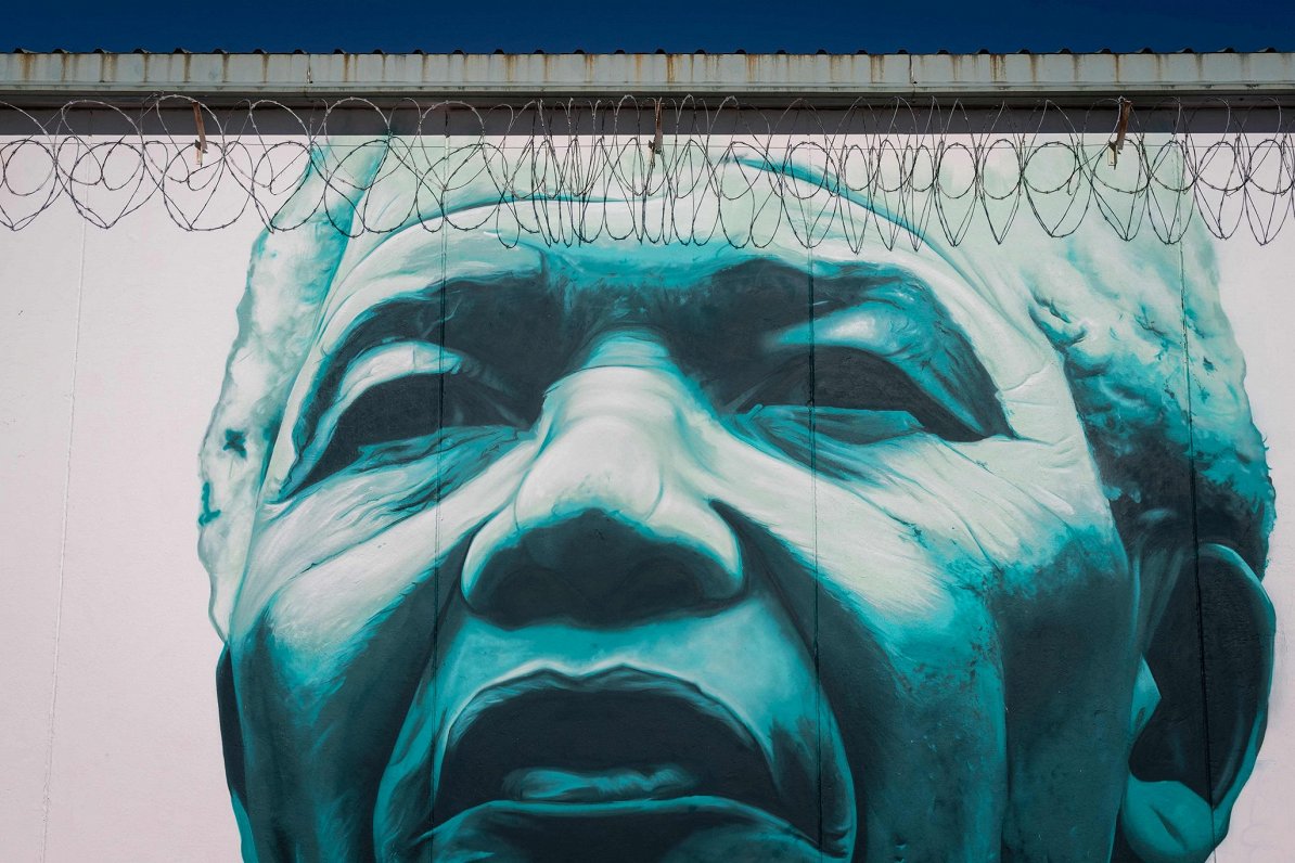 Kādreizējā Dienvidāfrikas prezidenta Nelsona Mandelas attēls uz viņa vārdā nosauktā Teikseiro cietum...
