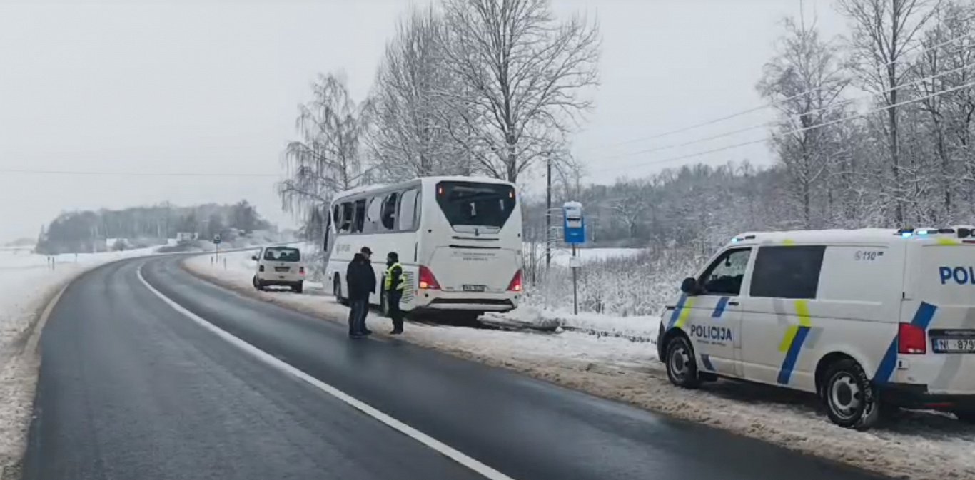 Negadījumā cietušais autobuss uz Liepājas šosejas.
