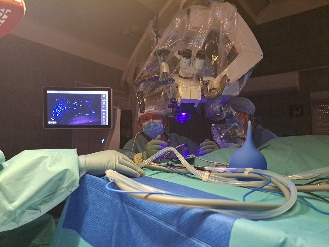 Operācija Stradiņa slimnīcā ar kraniālo robotu.