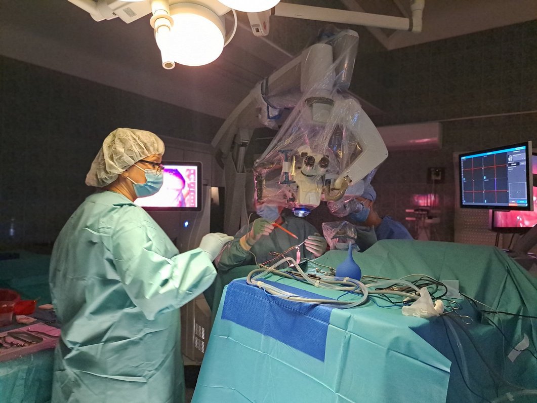 Operācija Stradiņa slimnīcā ar kraniālo robotu.