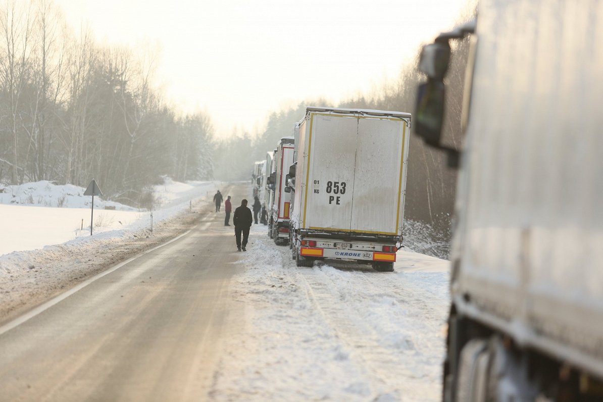 Очередь грузовиков на КПП Патерниеки на латвийско-белорусской границе