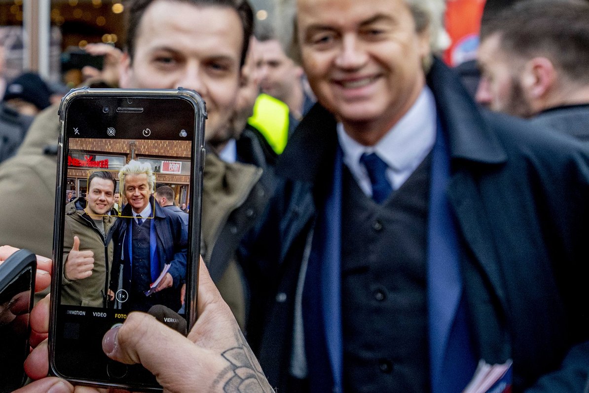 Nīderlandes politiķis Gērts Vilderss fotografējas ar saviem atbalstītājiem