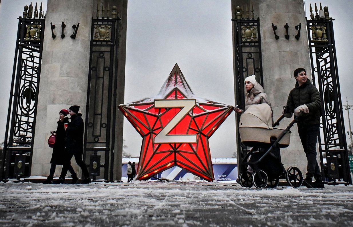 Jaungada rotājums Maskavā ar &quot;Z&quot; burtu kā valdošās ideoloģijas simbolu
