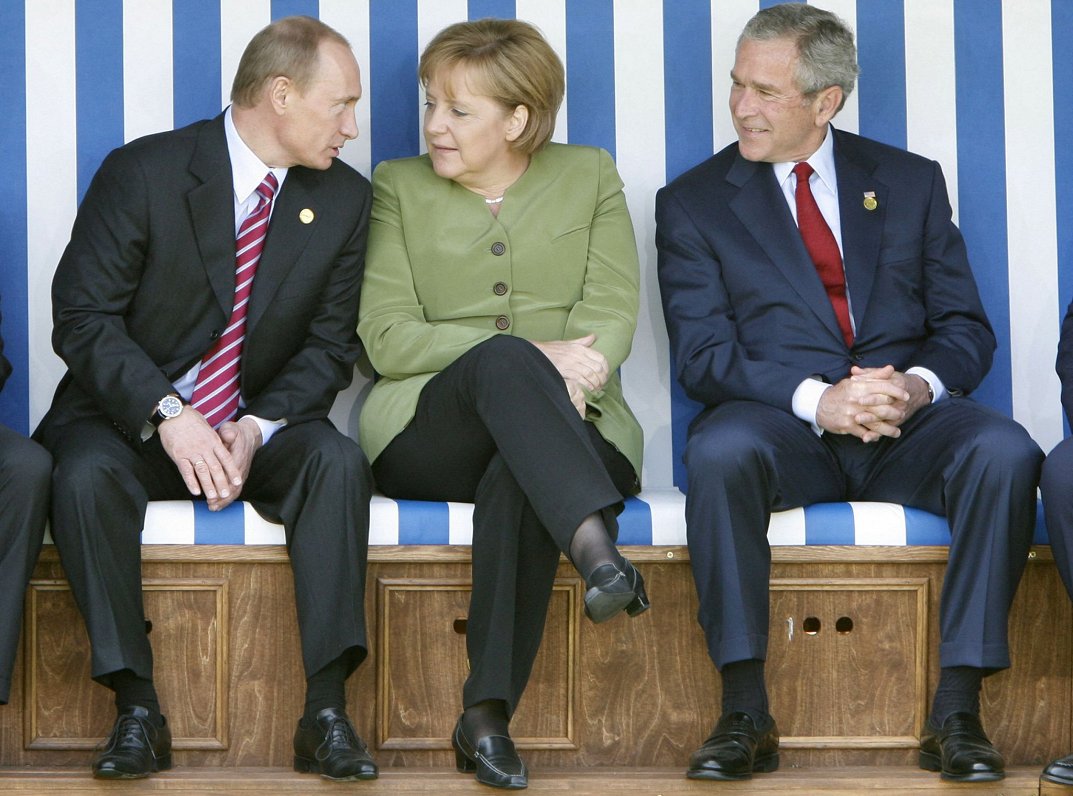Krievijas prezidents Vladimirs Putins ar Vācijas kancleri Angelu Merkeli un ASV prezidentu Džordžu V...