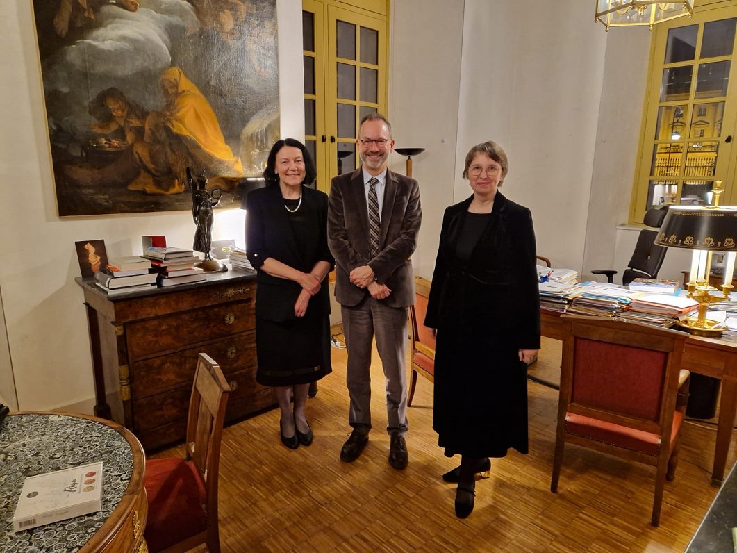 No kreisās: Inta Zēgnere, Versaļas Nacionālā muzeja un Trianonas piļu direktors Lorāns Salomē un Māk...