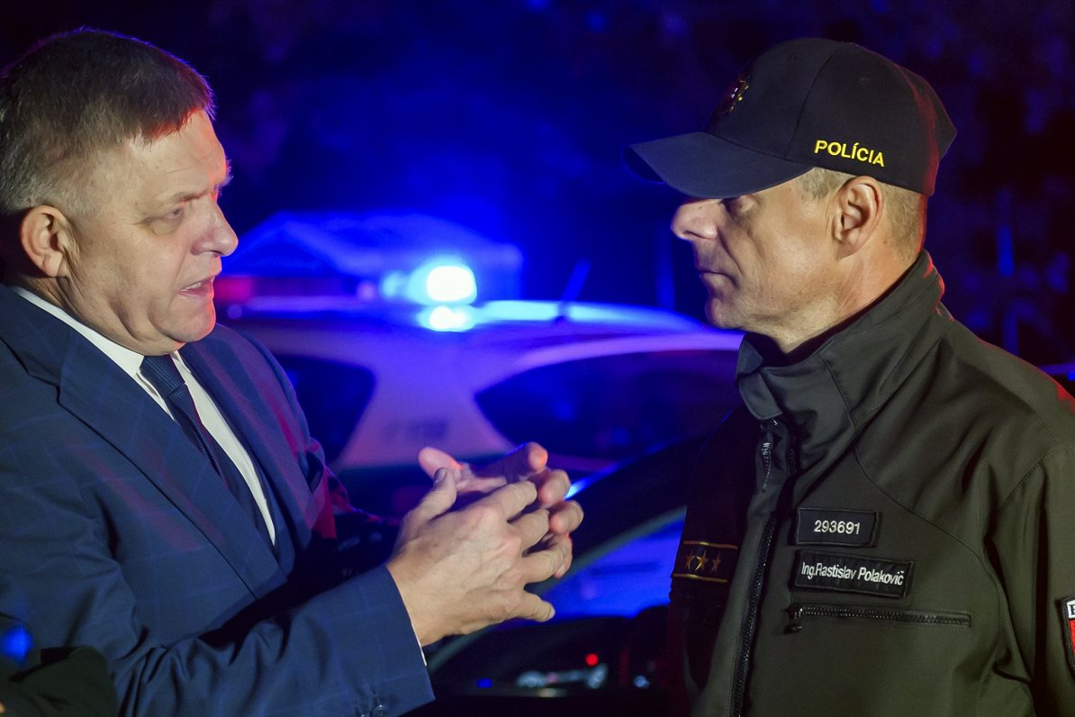 Slovākijas premjers Roberts Fico (no kreisās) Ungārijas pierobežā ar policistu apspriež robežšķērsot...