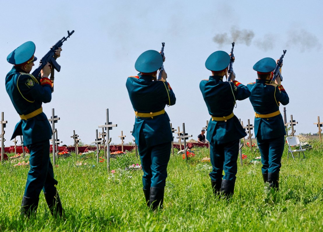 Karā pret Ukrainu kritušo okupantu karavīru apbedīšana Luhanskā