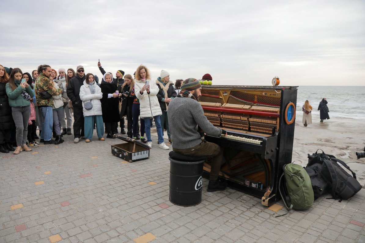 Pianists Ihors Janšuks spēlē Odesas pludmalē