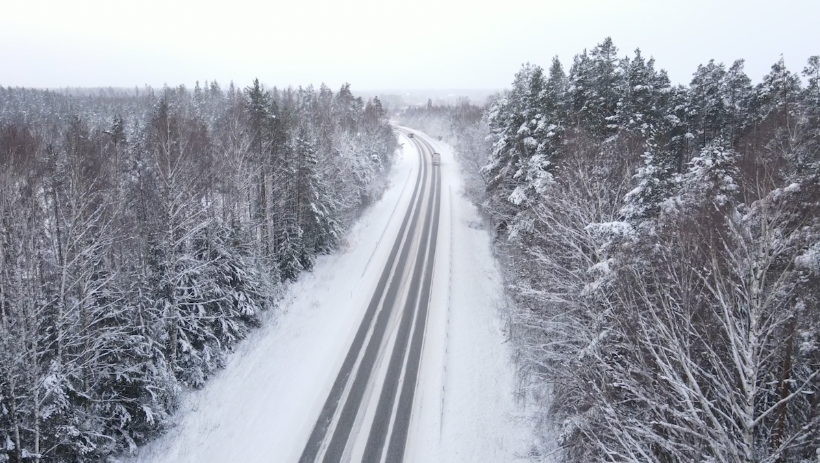 Sniega sanesumi un putenis apgrūtina braukšanu daudzviet Latvijā