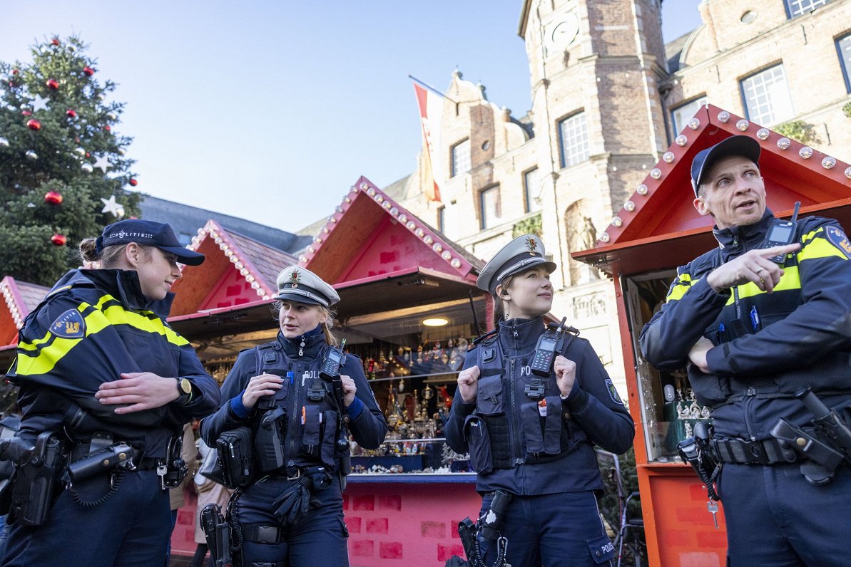 Vācijas policisti ar kolēģiem no Nīderlandes patrulē Ziemassvētku tirdziņā Vācijas pilsētā Diseldorf...