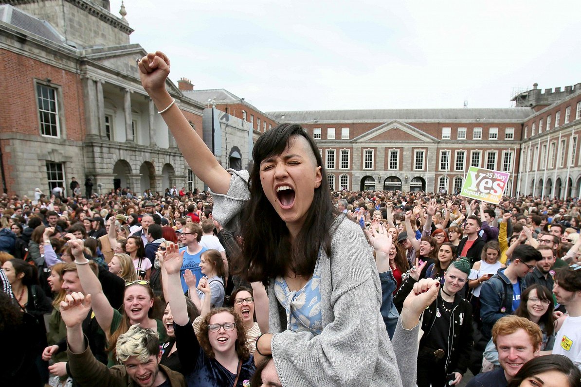 Īrijas sievietes svin uzvaru 2018. gada referendumā, kas atcēla abortu aizliegumu