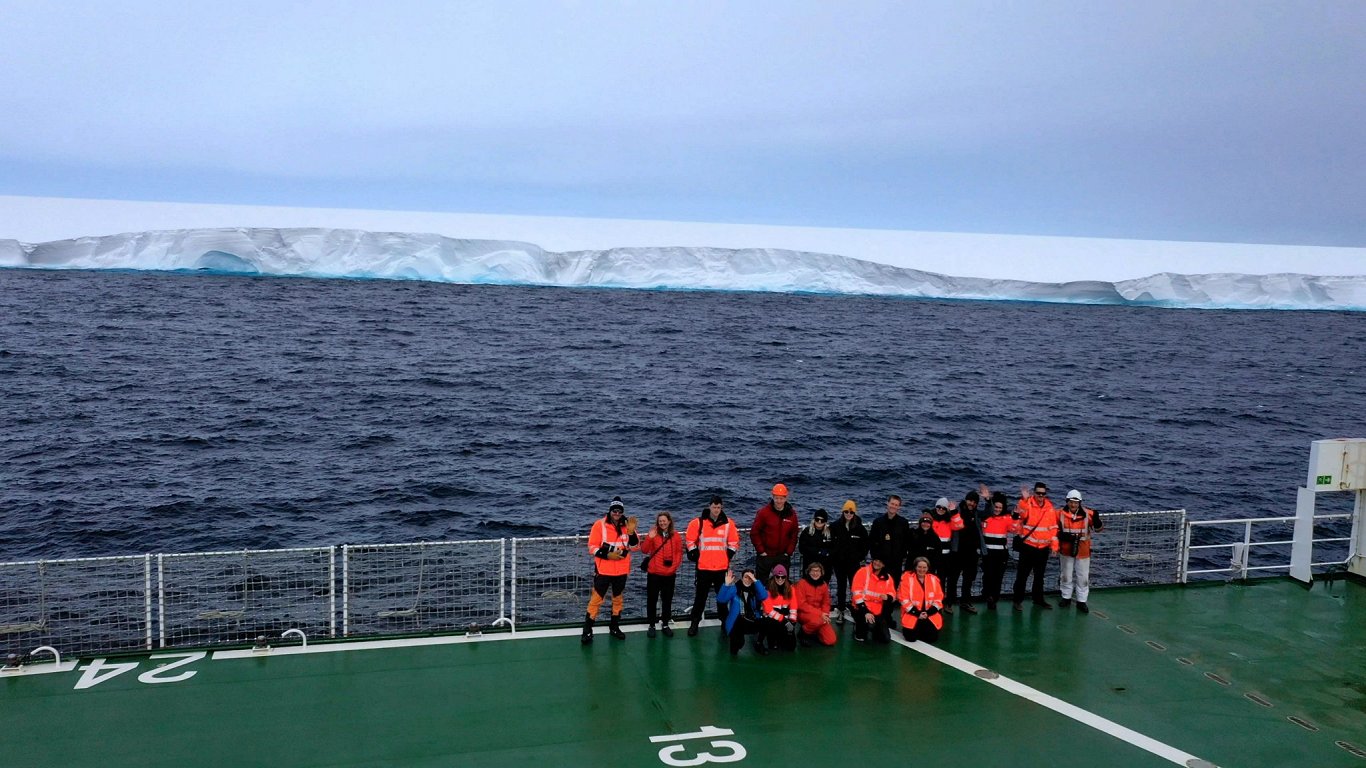 Zinātnieku komanda fiksē aisberga kustību