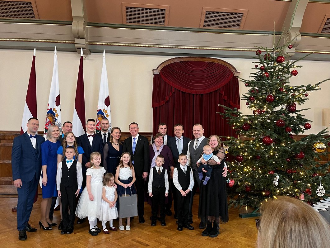 Daudzbērnu ģimenes ar prezidentu iededz Ziemassvētku egli