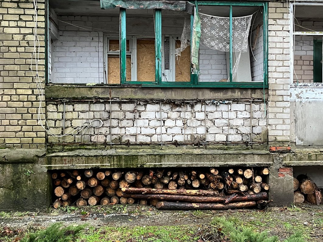Ukrainas pilsētas Limanas pagalmā salikta malkas grēda