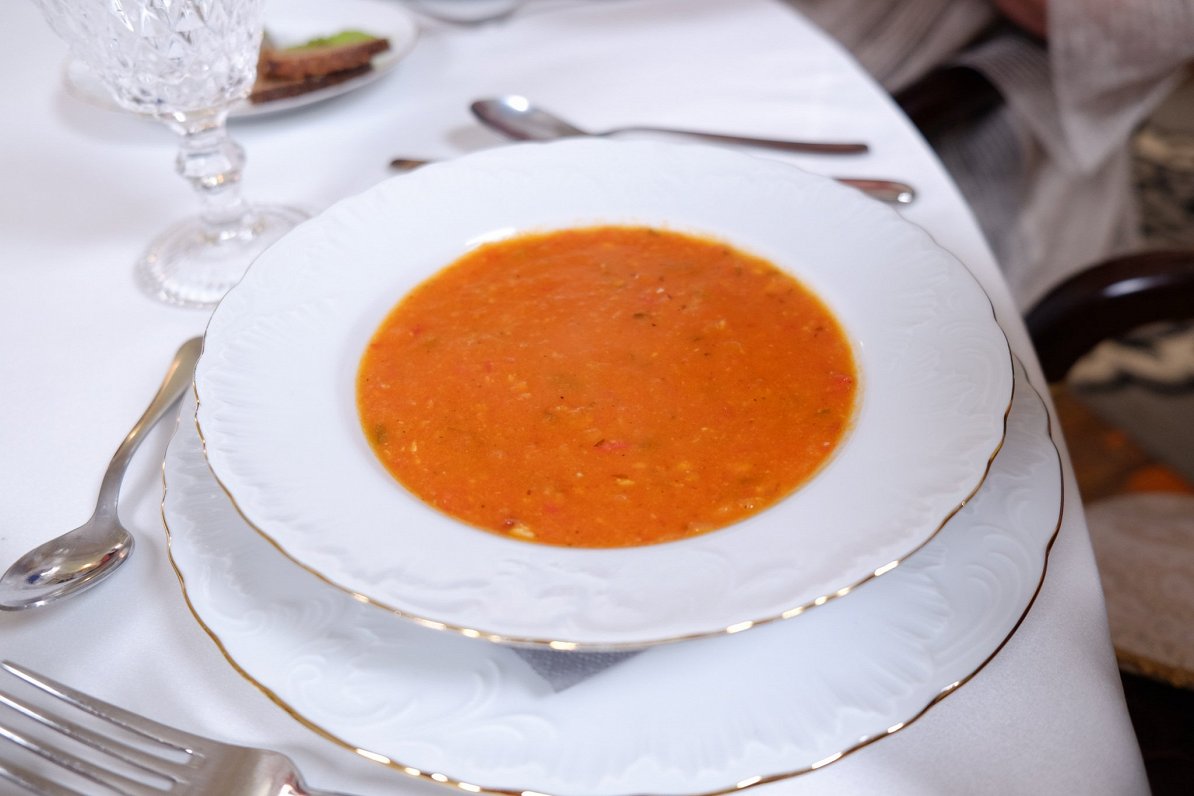 Ilzes Briedes pasniegtā tomātu zupa.