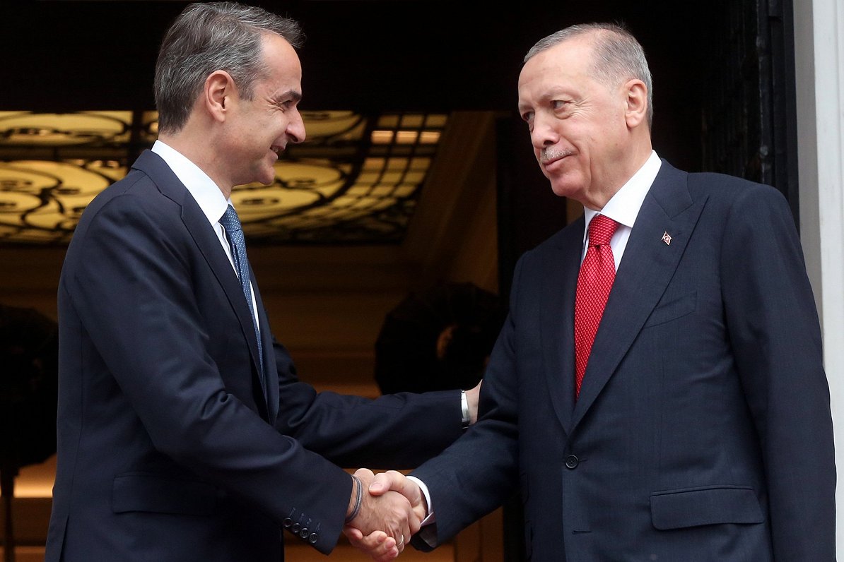Grieķijas premjers Kirjaks Micotakis un Turcijas prezidents Redžeps Tajips Erdogans