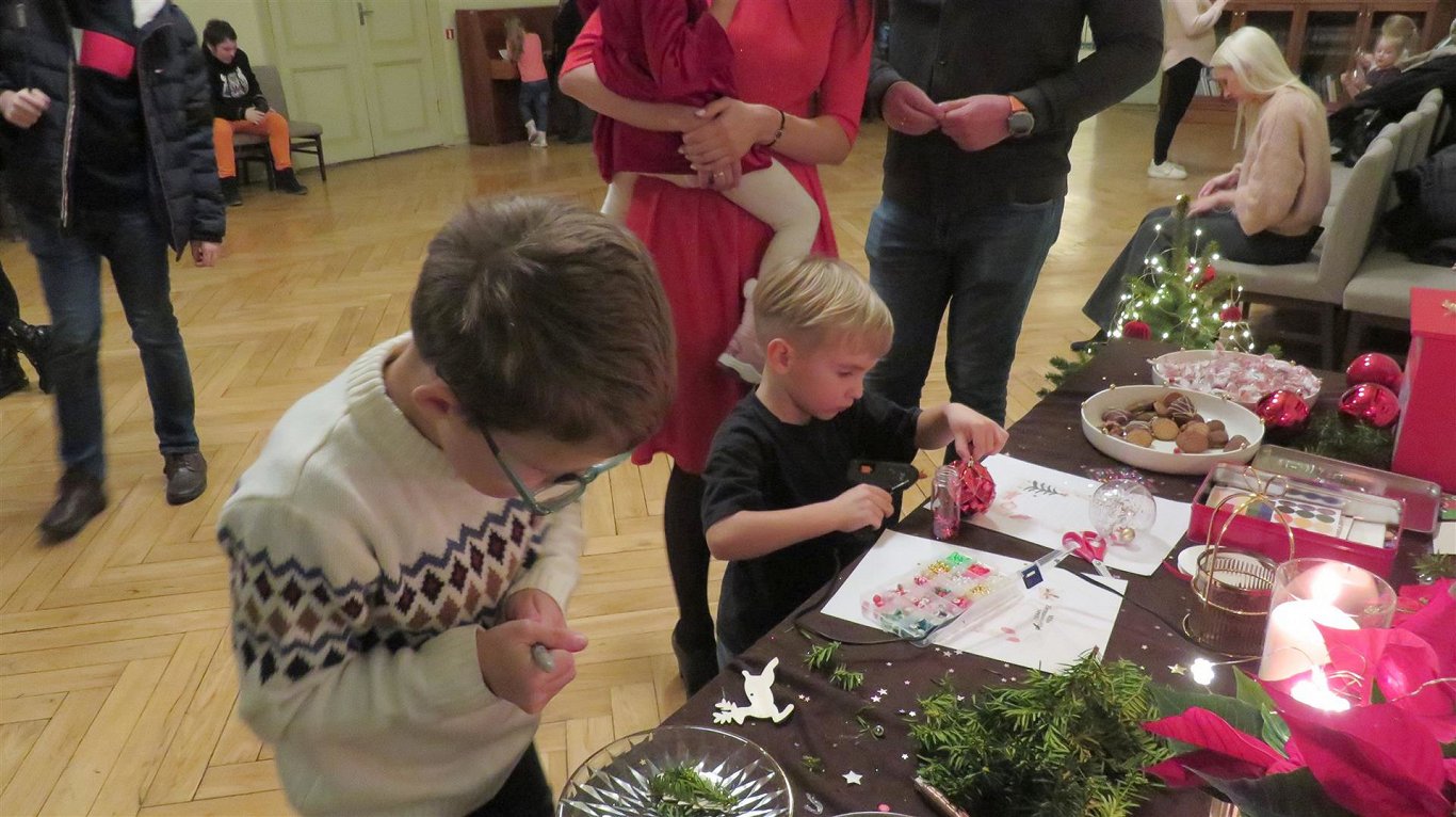 Дети мастерят ёлочные украшения в Лиепайской думе