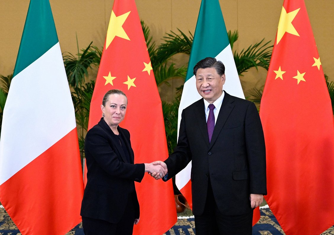 Itālijas premjere Džordžija Meloni un Ķīnas līderis Sji Dzjiņpins tikšanās laikā 2022. gadā