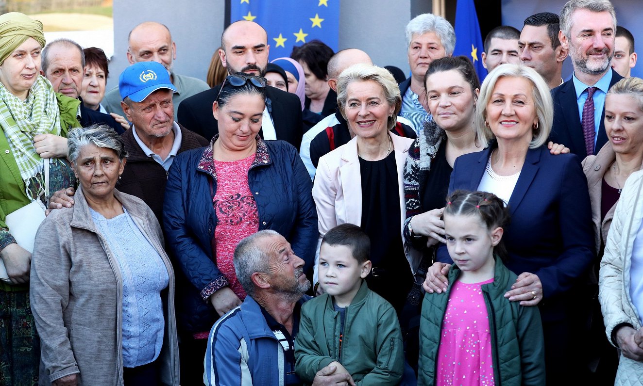 Eiropas Komisijas prezidente Urzula fon der Leiena vizītes laikā Bosnijā pozē kopā ar bosniešu ģimen...