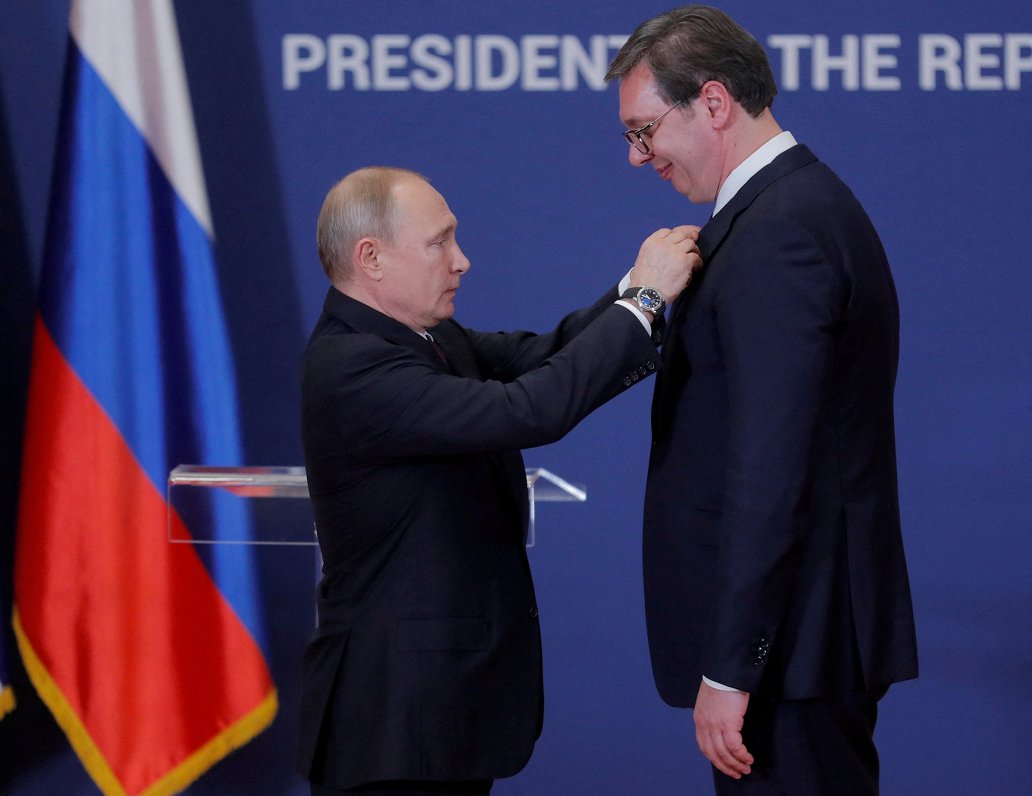 Krievijas prezidents Vladimirs Putins pasniedz ordeni Serbijas prezidentam Aleksandram Vučičam