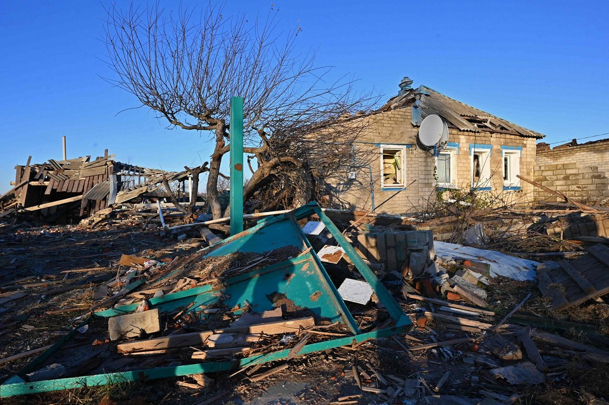 Krievijas spēku rīkotās apšaudēs izpostītas ēkas Petropavlivkas ciemā netālu no Kupjanskas