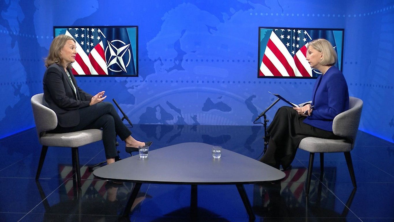 ASV vēstniece NATO Džuliāna Smita un LTV žurnāliste Ilze Nagla.