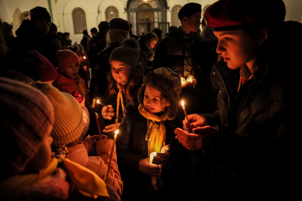 Свечи у собора. Украина, Киев. 10.12.2023