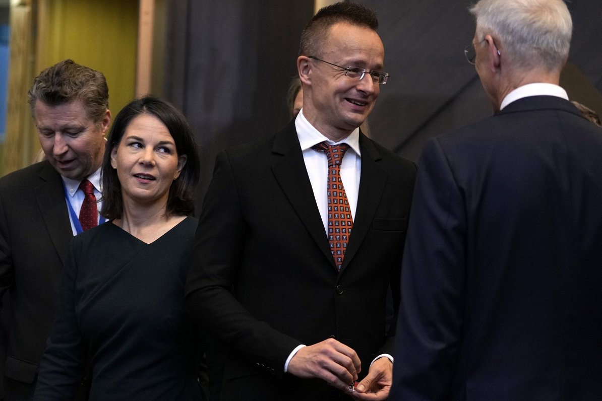 Vācijas ārlietu ministre Annalēna Bērboka un Ungārijas ārlietu ministrs Pēters Sījārto