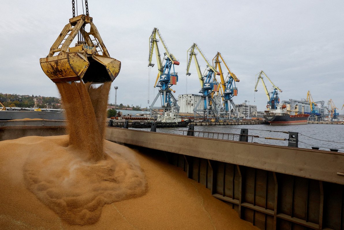 Krievijas okupētajā Mariupoles ostā notiek graudu pārkraušana