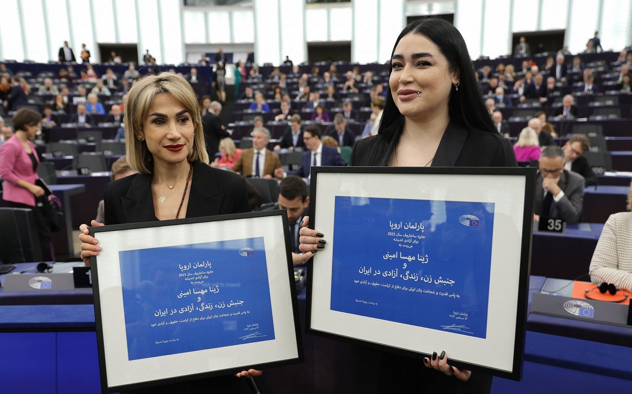 Irānas cilvēktiesību aktīvistes Mersedeha Šahinkara (no kreisās) un Afsūna Nadžafi saņēmušas Eiropas...