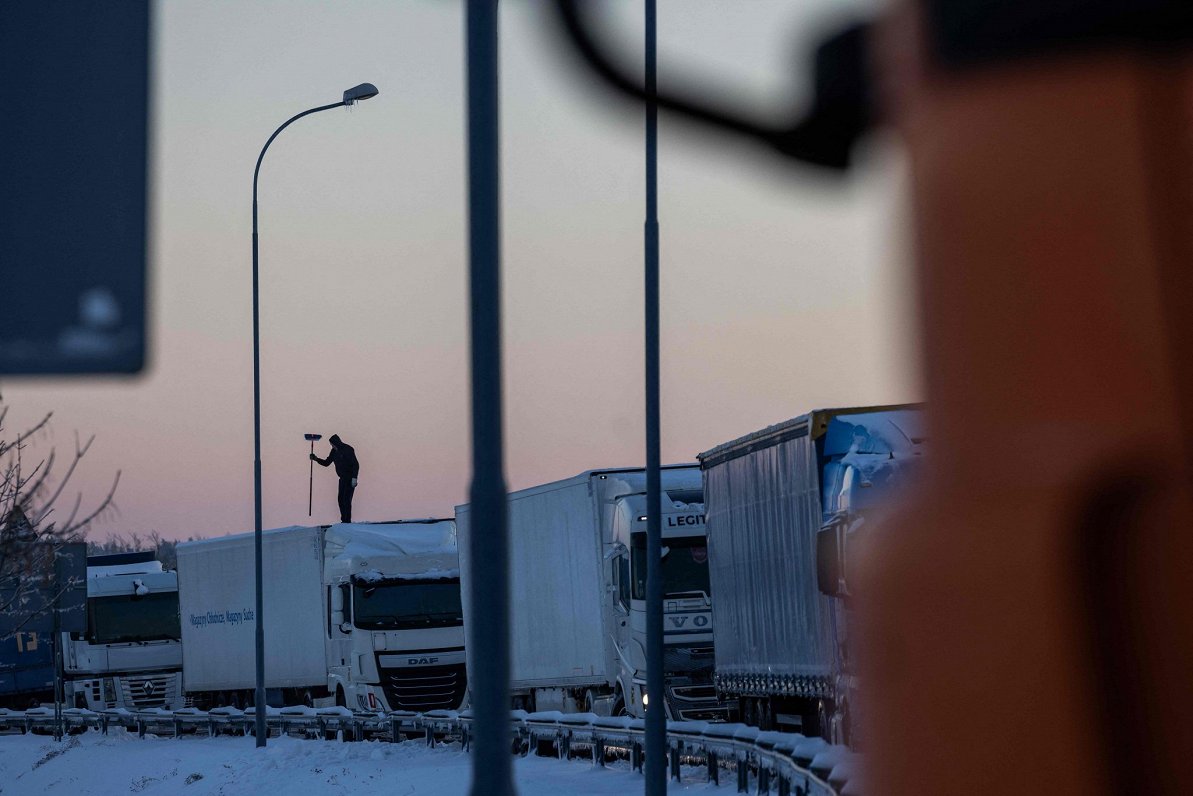 Kravas automašīnu rindas uz Ukrainas robežas