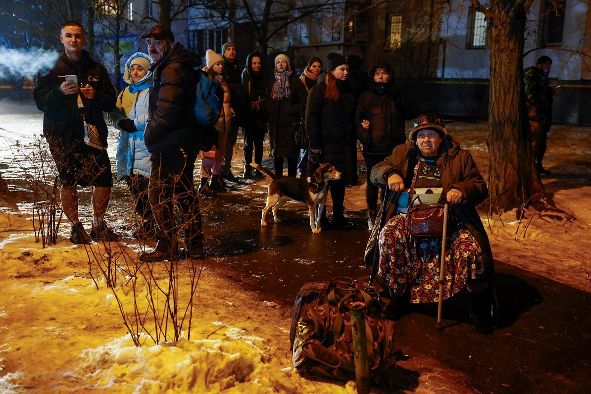 Эвакуированные жители поврежденного дома. Украина, Киев, 13.12.2023