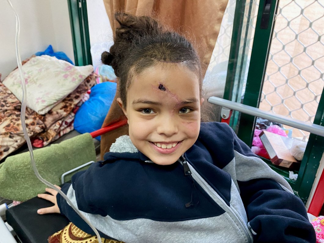 Palestīniešu meitene, kas ievainota Izraēlas uzbrukumā Gazas joslā