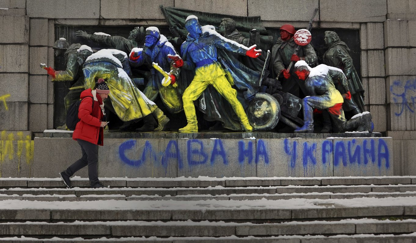 2022.gada februārī pēc Krievijas iebrukuma Ukrainā padomju karavīru pieminekli Sofijā pārkrāsoja Ukr...