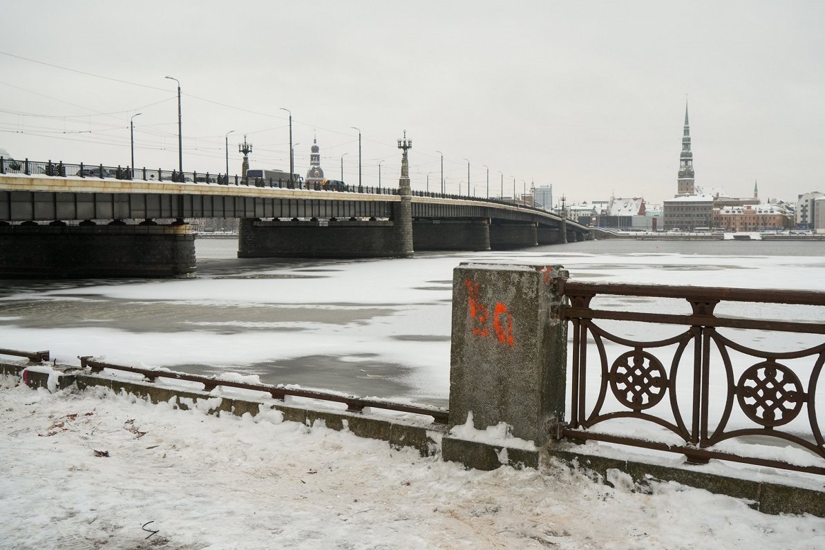 Daugavmalā Rīgā demontē sirpjus un āmurus
